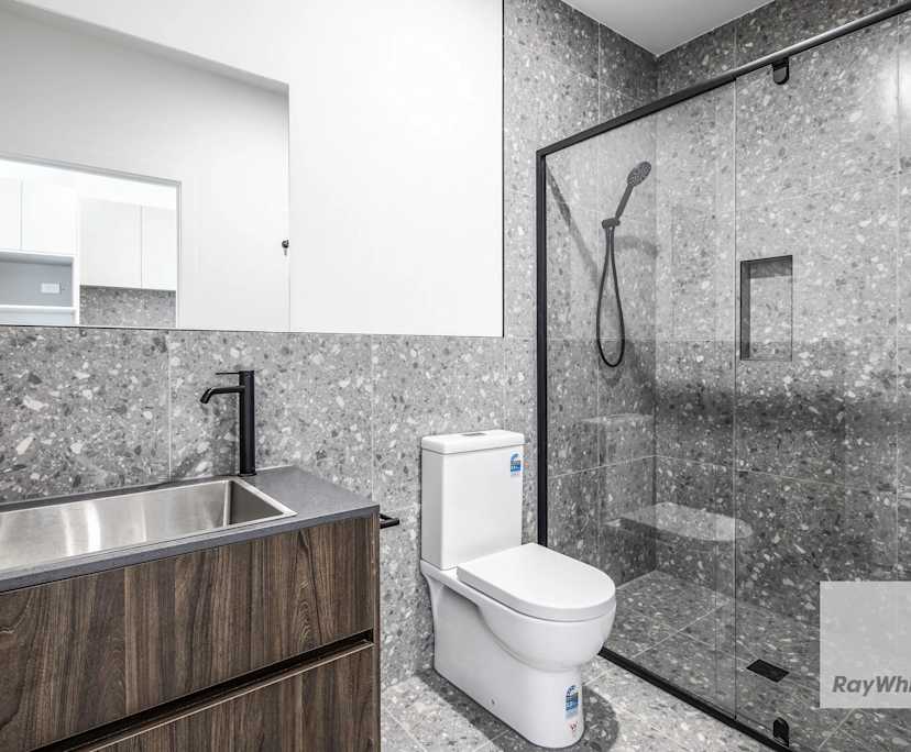 $350, Share-house, 6 bathrooms, Melton South VIC 3338