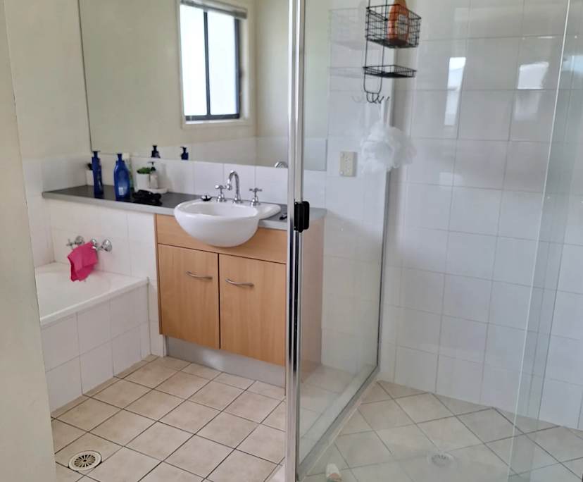 $350, Share-house, 3 bathrooms, Mount Ommaney QLD 4074