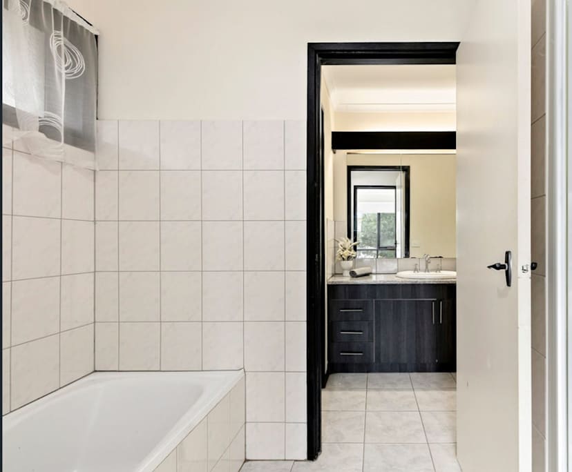 $330, Whole-property, 4 bathrooms, Bundoora VIC 3083