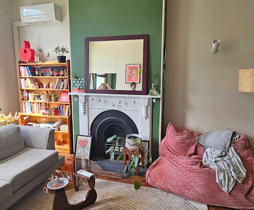 Furnished room in a flatshare