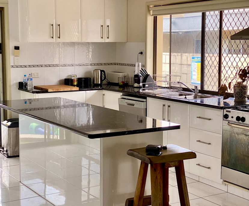 $350, Share-house, 4 bathrooms, Broadbeach Waters QLD 4218