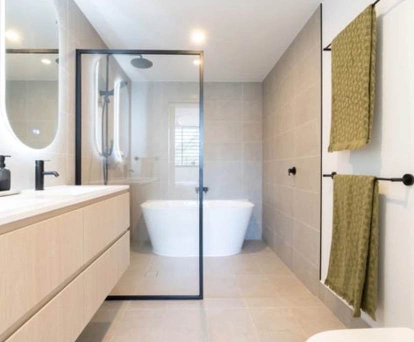 Furnished room with ensuite in a flatshare