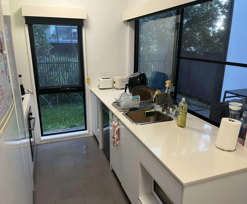2 Rooms for Rent in Southport, Gold Coast 275400...