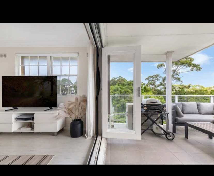 Furnished room in a flatshare