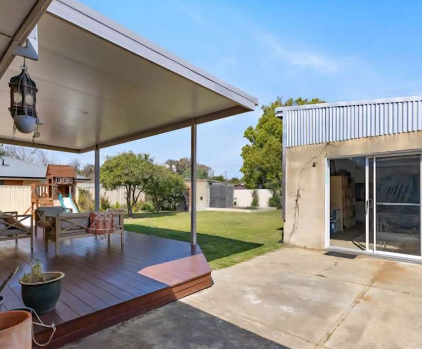 $300, Whole-property, 3 bathrooms, Hamilton Hill WA 6163