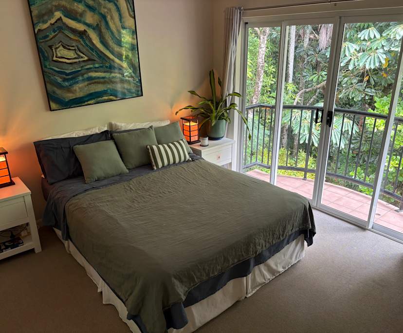 $550, Whole-property, 2 bathrooms, Mooroobool QLD 4870