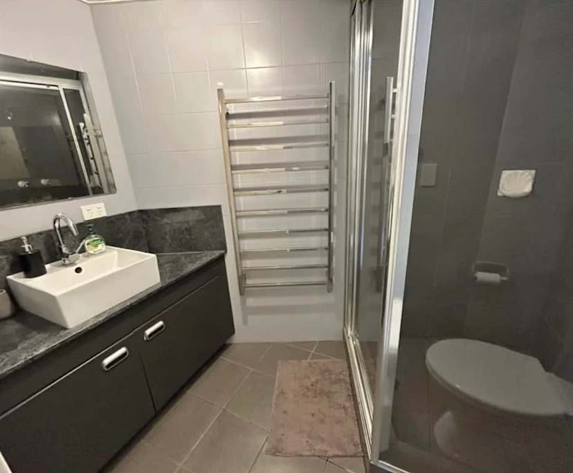 Furnished room with ensuite in a flatshare