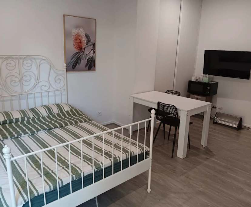 Furnished room with ensuite in a flatshare