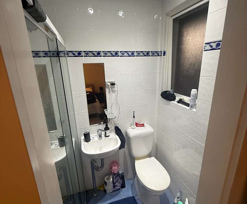 Furnished room with ensuite in a flatshare