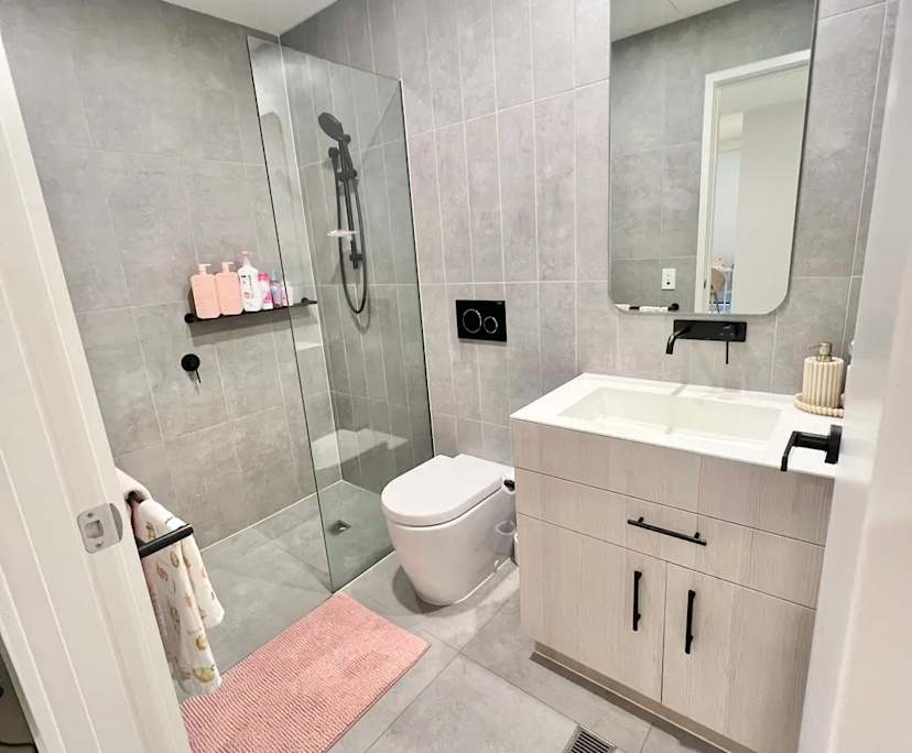 Unfurnished room with ensuite in a flatshare