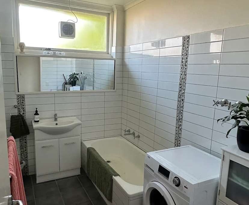 $300, Flatshare, 2 bathrooms, Elwood VIC 3184