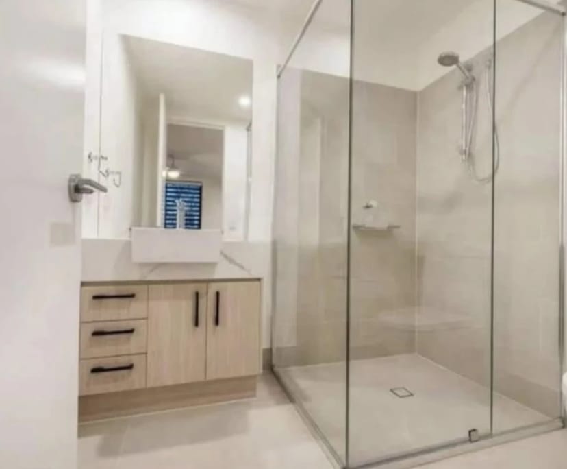 $300, Student-accommodation, 4 bathrooms, Carindale QLD 4152