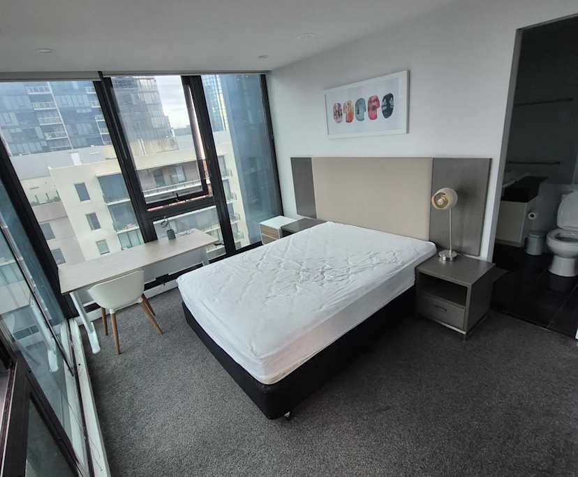 Furnished room with ensuite in a flatshare
