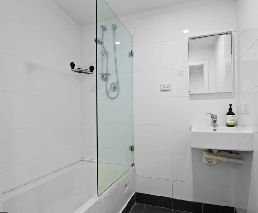 $300, Flatshare, 6 bathrooms, Newtown NSW 2042