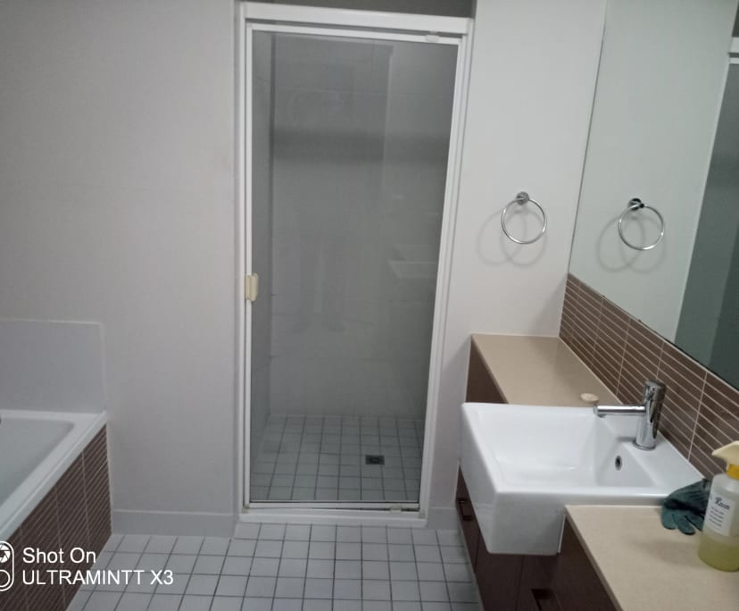 $325, Flatshare, 3 bathrooms, Hope Island QLD 4212