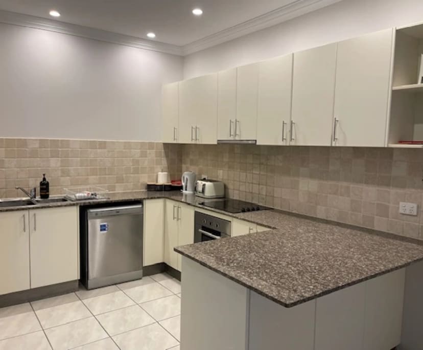 $350, Flatshare, 3 bathrooms, Cannonvale QLD 4802