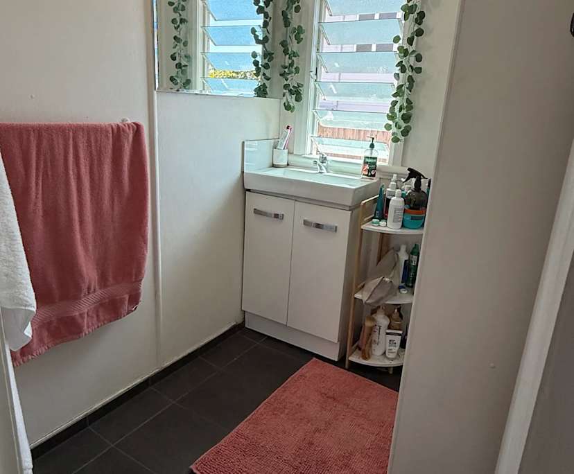 $300, Share-house, 3 bathrooms, Westcourt QLD 4870