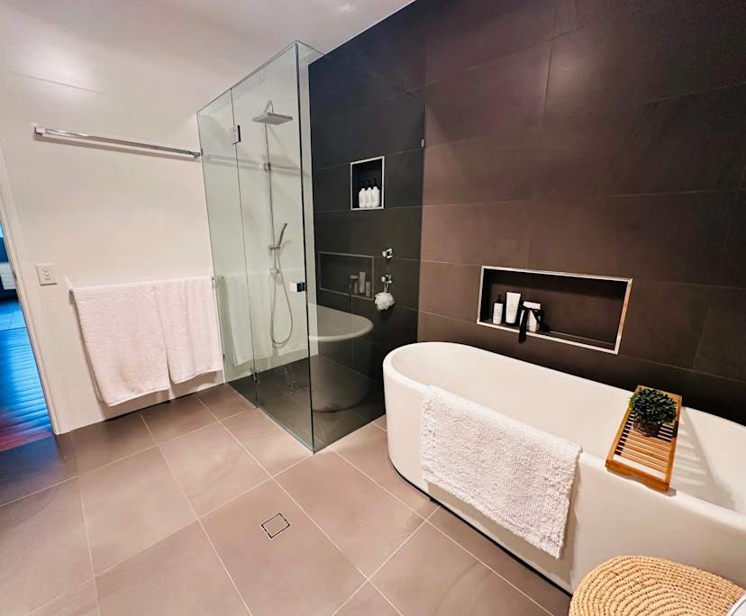 $395, Studio, 1 bathroom, Indooroopilly QLD 4068