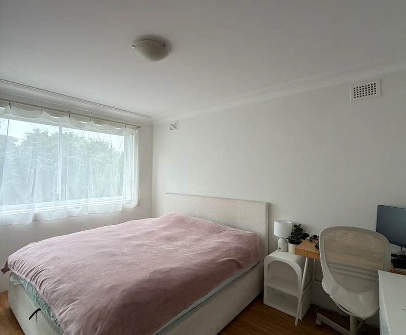 Furnished room in a flatshare