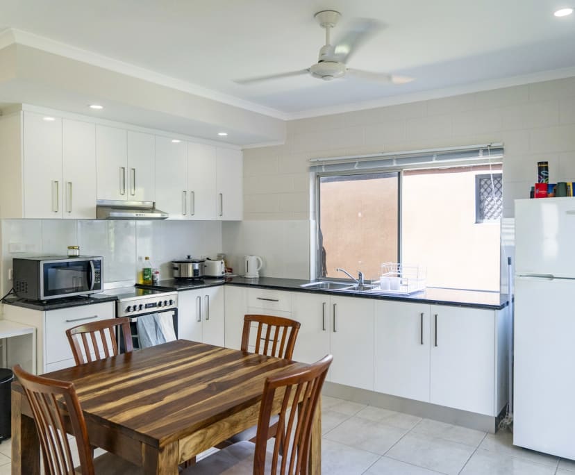 Room for Rent in Mooroobool, Cairns 300, Furnishe...