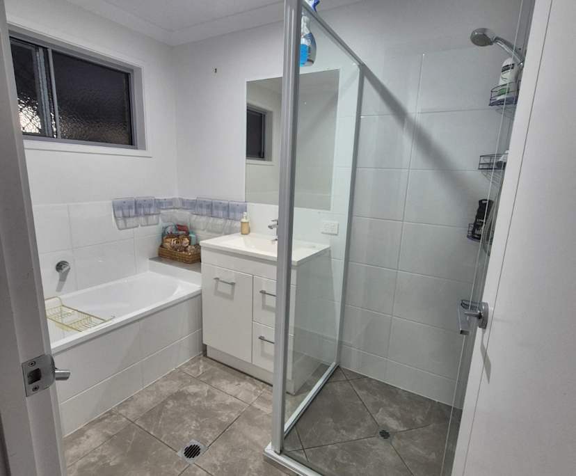 $285, Share-house, 4 bathrooms, Eli Waters QLD 4655