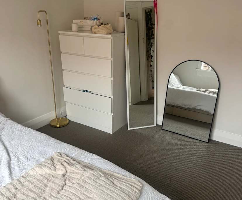 Furnished room in a flatshare