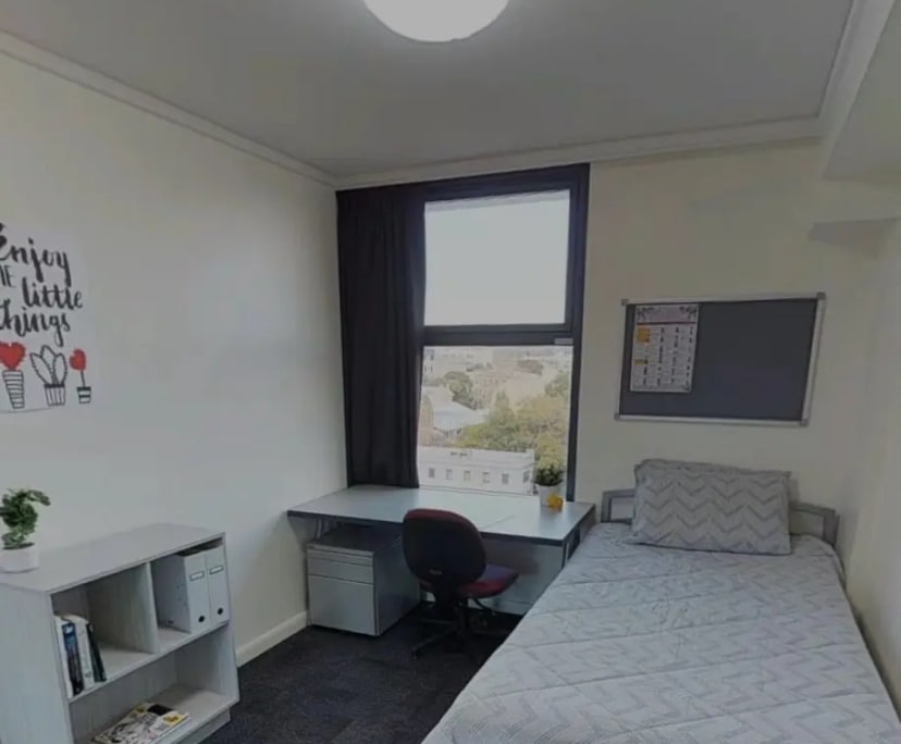 Furnished room in a flatshare