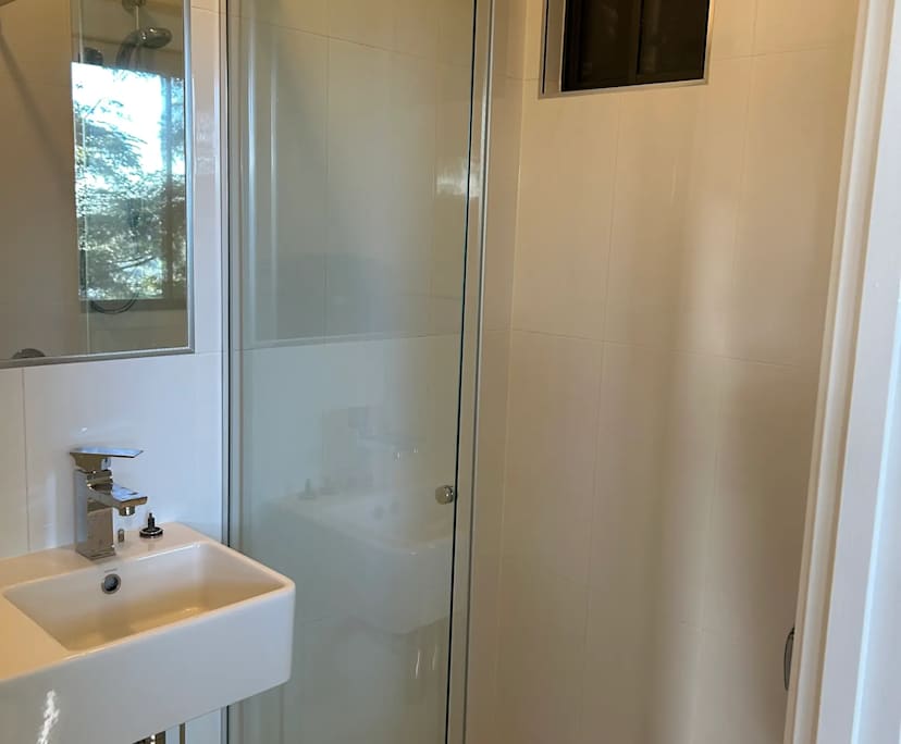 $1,200, Granny-flat, 2 bathrooms, Newmarket QLD 4051