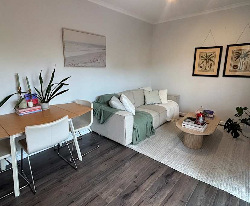 Furnished room in a flatshare