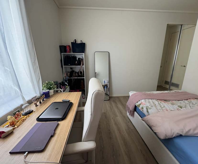 Furnished room in a flatshare