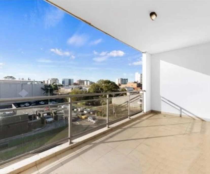 Unfurnished room in a flatshare
