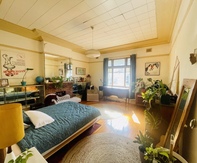 Furnished room in a flatshare