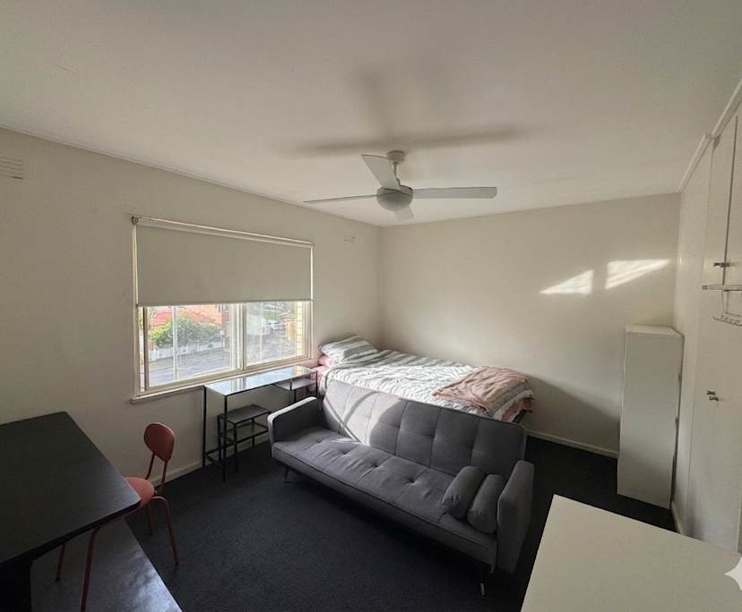 Furnished room in a flatshare