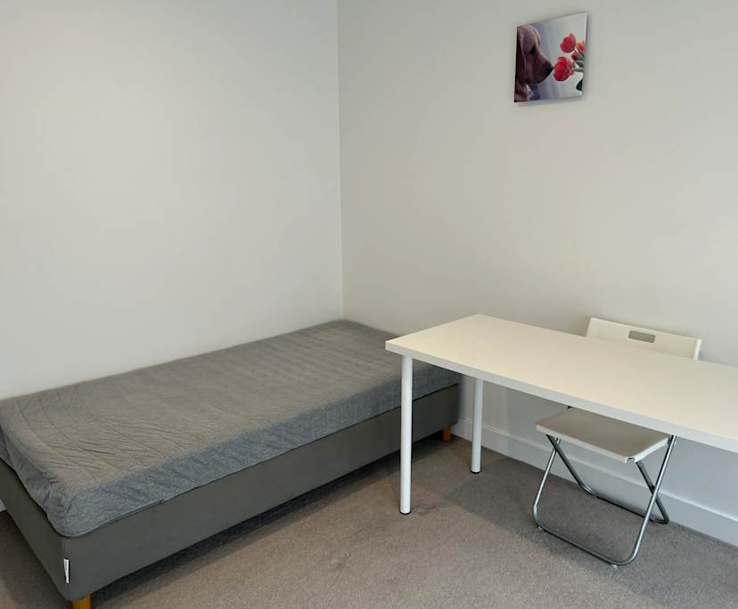 Furnished room in a flatshare