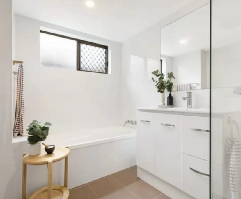 $350, Share-house, 3 bathrooms, Mermaid Waters QLD 4218