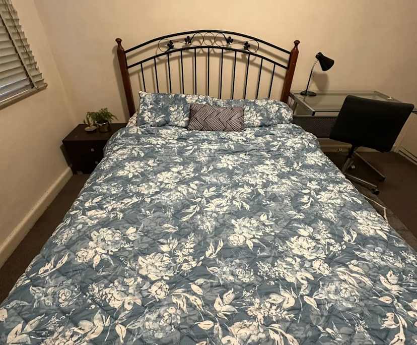 Furnished room in a flatshare