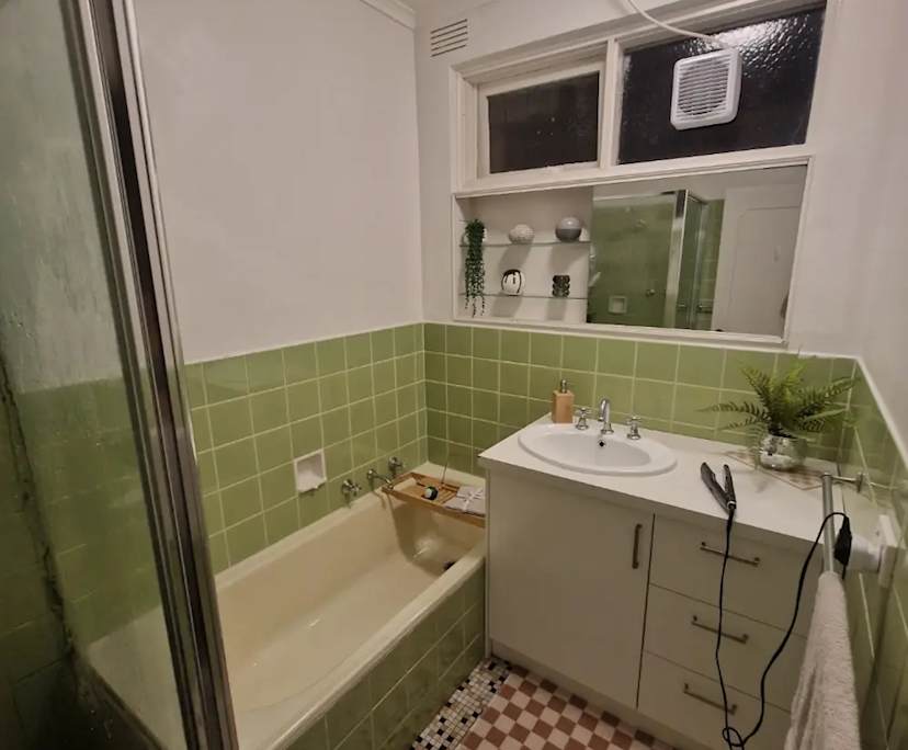Furnished room in a flatshare