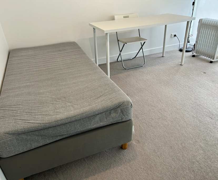 Furnished room in a flatshare