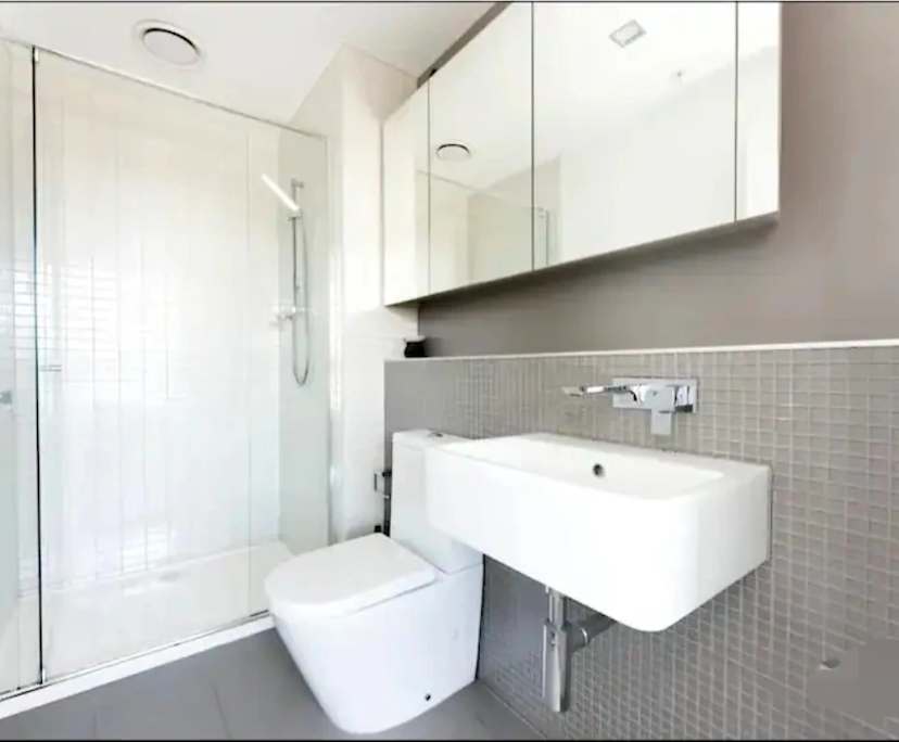 Furnished room with ensuite in a flatshare