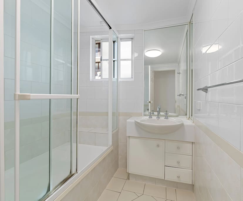 $360, Flatshare, 3 bathrooms, Broadbeach QLD 4218