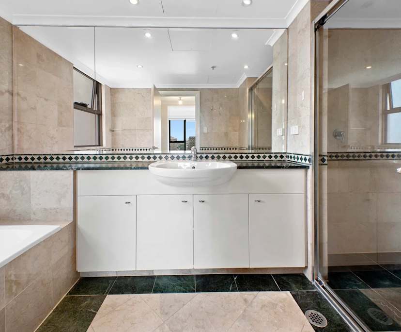 Furnished room with ensuite in a flatshare