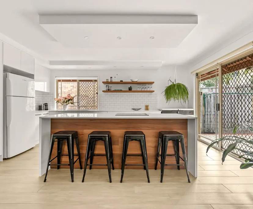 $350, Share-house, 3 bathrooms, Bardon QLD 4065