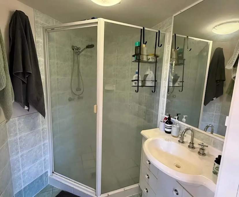 $290, Flatshare, 3 bathrooms, Milton QLD 4064