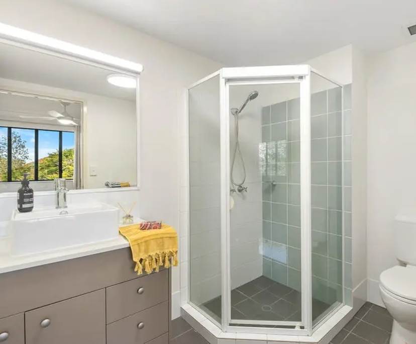 Furnished room with ensuite in a flatshare