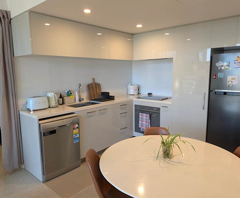 $325, Flatshare, 2 bathrooms, Milton QLD 4064