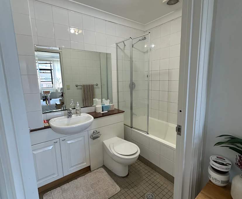 Furnished room with ensuite in a flatshare