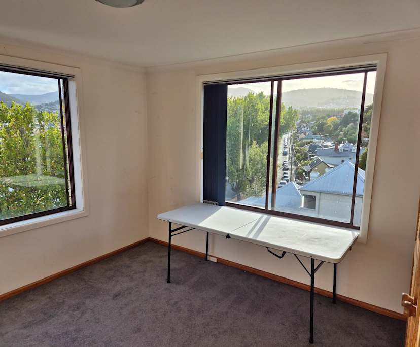 Unfurnished room in a flatshare