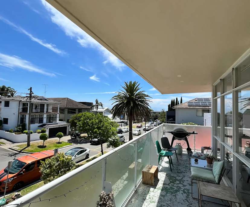 Furnished room in a flatshare