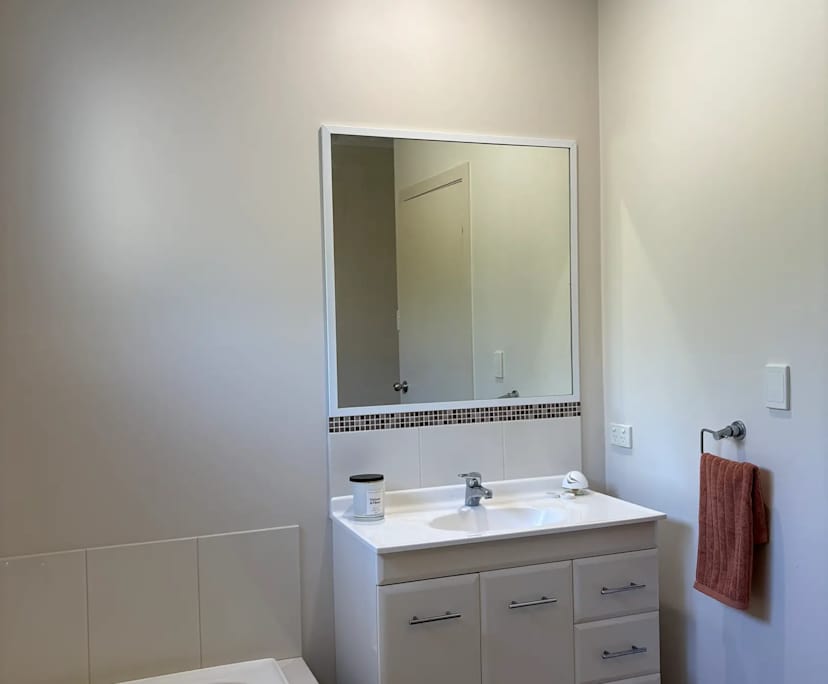 $350, Flatshare, 3 bathrooms, Cannonvale QLD 4802