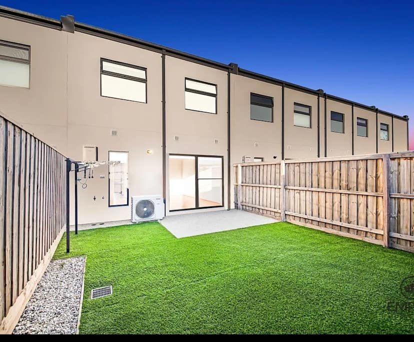$200, Share-house, 3 bathrooms, Clyde North VIC 3978